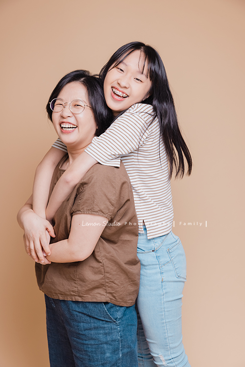 Coco媽麻一家來拍週年紀念照，這張Amber抱著媽麻！