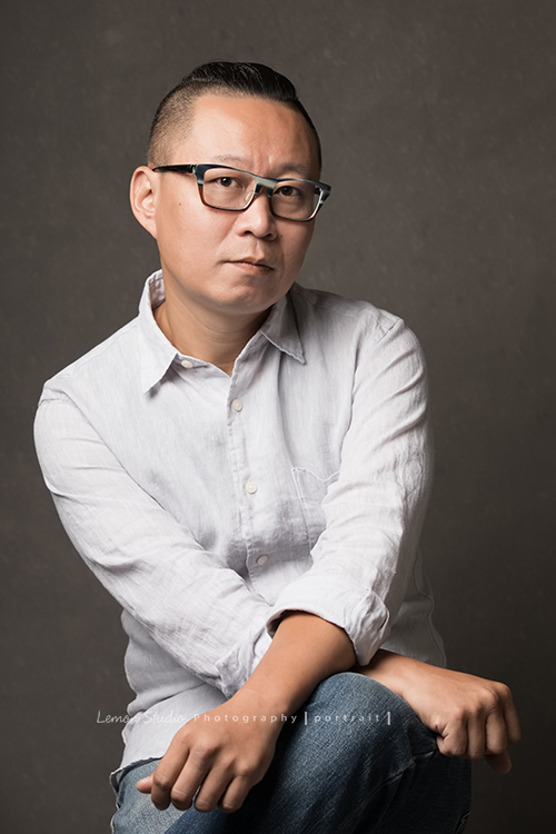 兄弟檔設計師阿育＆阿信一起來拍室內設計師的形象照，這張是阿信感覺很有想法的形象照！