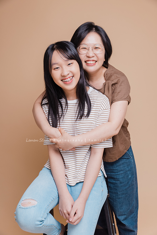 Coco媽麻一家來拍週年紀念照，這張是非常疼愛女兒的媽麻抱著女兒！