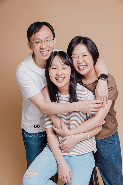 Coco媽麻一家來拍週年紀念照，一家三口很自然的全家福！