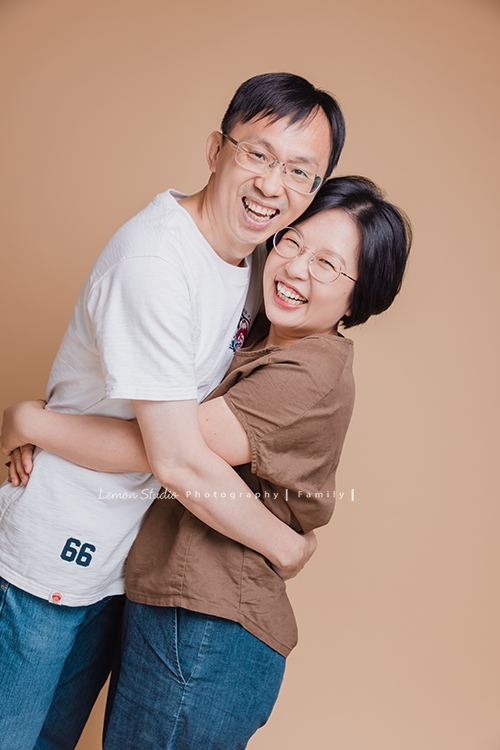 Coco媽麻一家來拍週年紀念照，這張是爸拔媽麻的合照，兩人感情很好！