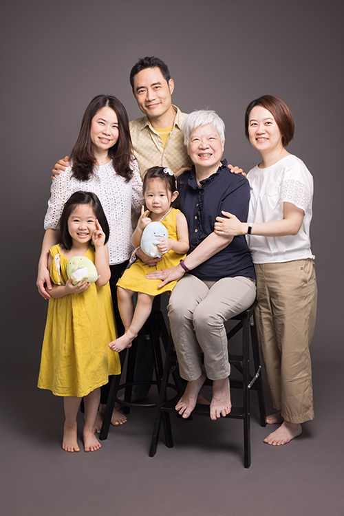 意婷媽麻一家從美國回台度假來拍照，這張是一家人和親人們的合照紀念！