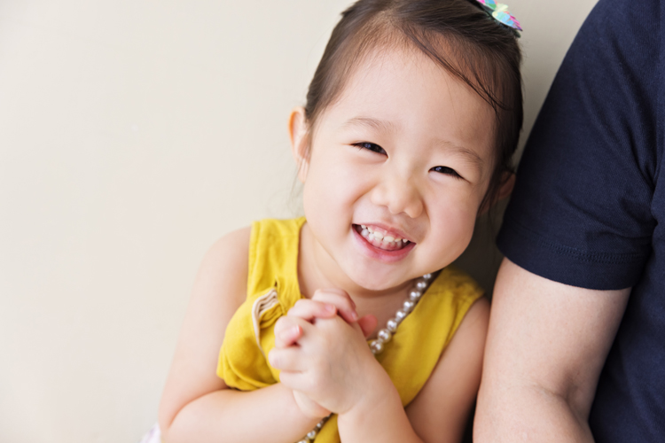 意婷媽麻一家從美國回台度假來拍照，這張是嘰哩呱啦講不停的妹妹！