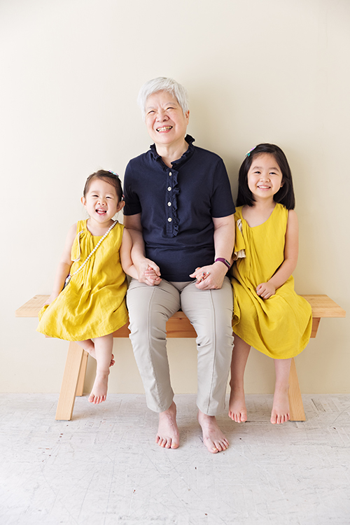 意婷媽麻一家從美國回台度假來拍照，這張是姐妹倆和婆婆的合照！