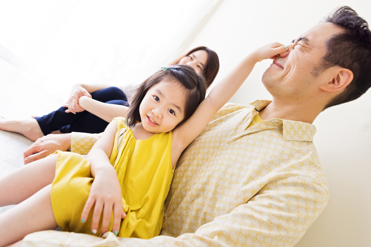 意婷媽麻一家從美國回台度假來拍照，這張姊姊和爸爸很自然逗趣的互動！