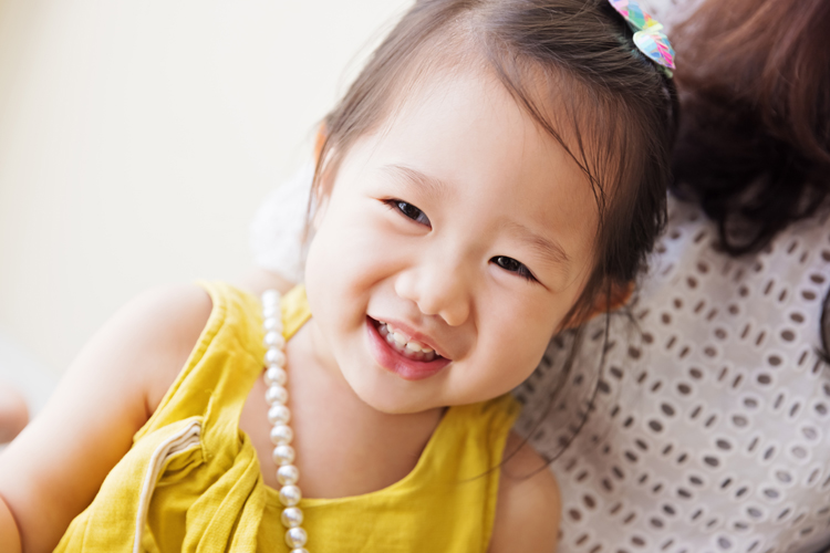 意婷媽麻一家從美國回台度假來拍照，這是妹妹在媽麻身上笑得很開心！