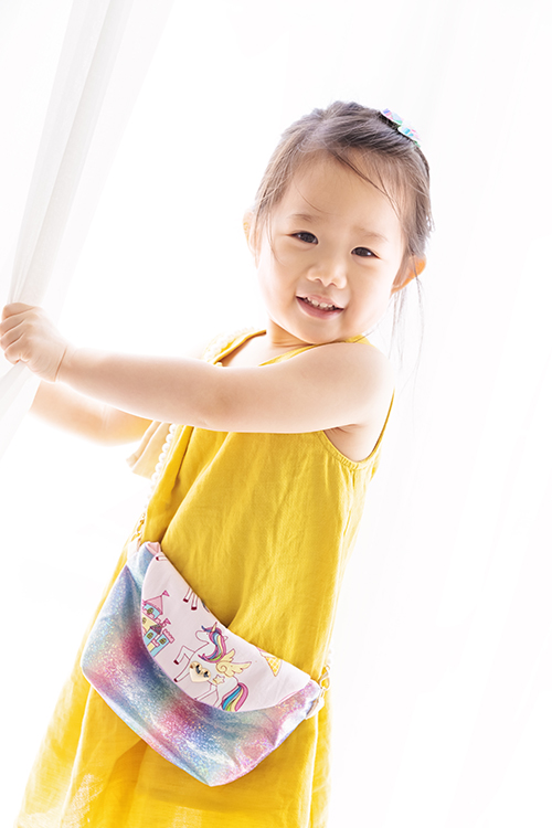 意婷媽麻一家從美國回台度假來拍照，這是妹妹的個人寫真！