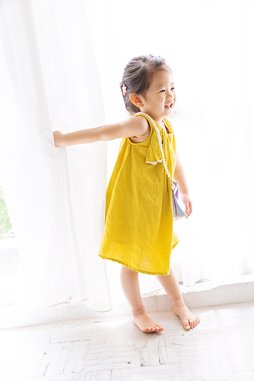 意婷媽麻一家從美國回台度假來拍照，這張是不時會哼哼唱唱，跳起舞來的妹妹！