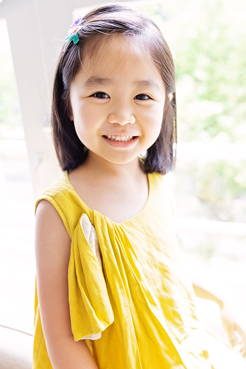 意婷媽麻一家從美國回台度假來拍照，這是姊姊的個人寫真！