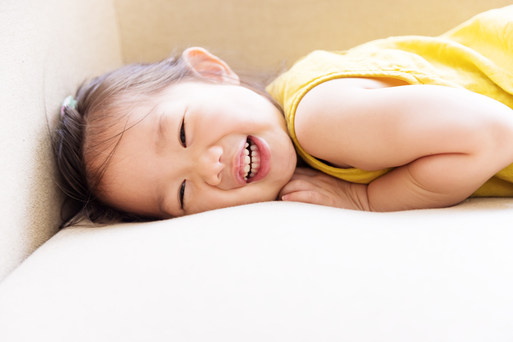 意婷媽麻一家從美國回台度假來拍照，這是妹妹趴在沙發上玩！