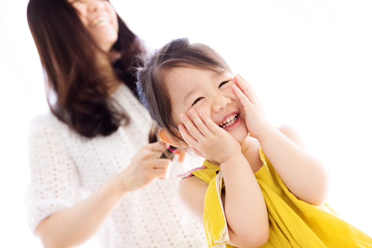 意婷媽麻一家從美國回台度假來拍照，這是媽麻在幫妹妹綁頭髮的相片！