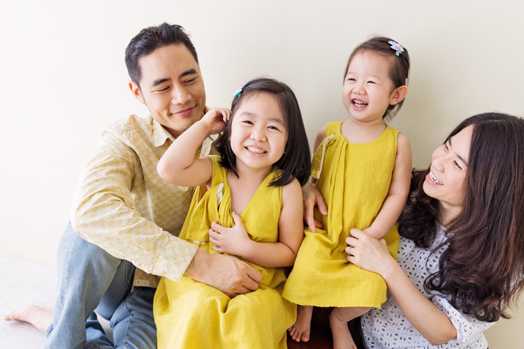 意婷媽麻一家從美國回台度假來拍照，這張是一家人自然互動的一瞬間！