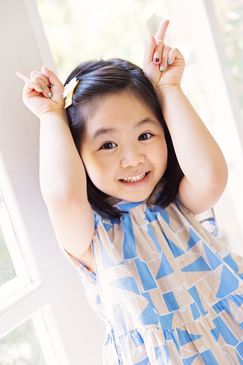 意婷媽麻一家從美國回台度假來拍照，這張是逗趣的姊姊擺可愛的姿勢拍照！