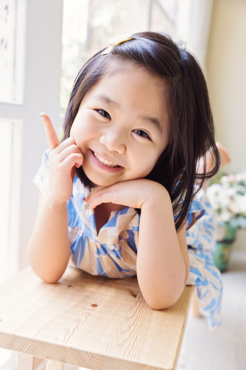 意婷媽麻一家從美國回台度假來拍照，這張是逗趣的姊姊！