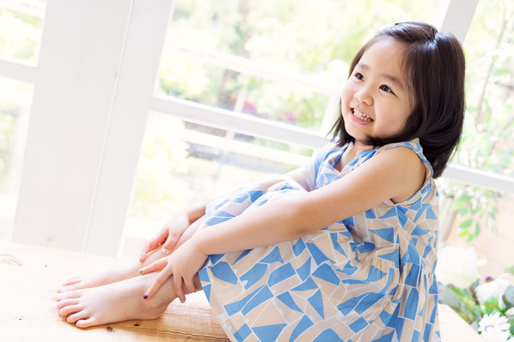 意婷媽麻一家從美國回台度假來拍照，這張姊姊坐在窗邊的相片！