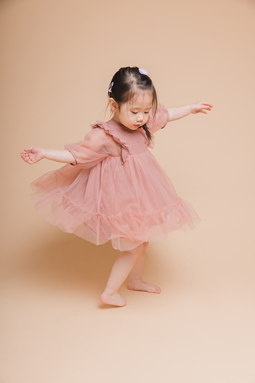 意婷媽麻一家從美國回台度假來拍照，這張是跳起舞來的妹妹！