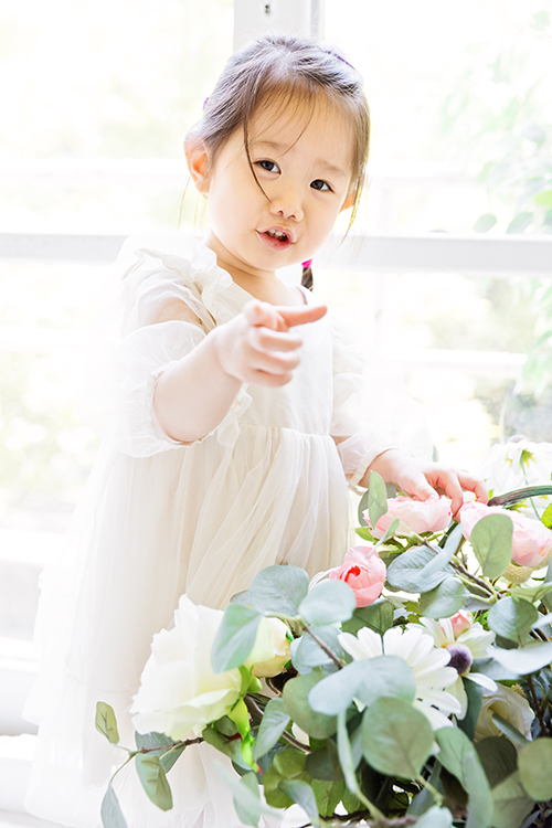 意婷媽麻一家從美國回台度假來拍照，這張是妹妹在窗邊的相片！