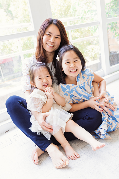 意婷媽麻一家從美國回台度假來拍照，這張是媽麻和兩姐妹的合照！