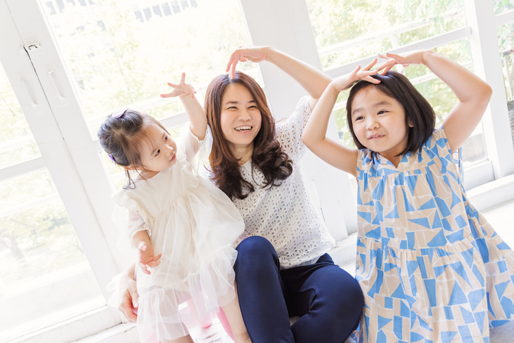 意婷媽麻一家從美國回台度假來拍照，這張兩姐妹和媽麻玩得很開心！