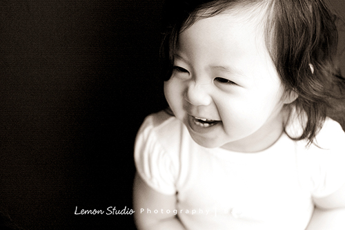 檸檬巷館LemonStudio關於攝影的一些想法,這張是一位小女孩笑得很開心的黑白相片!