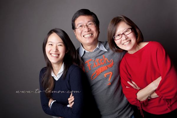 關於家庭攝影的服裝搭配＆元素，這張是一個家庭三人都穿不同顏色的衣服的參考相片！