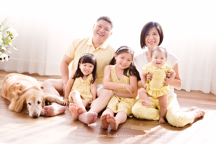 關於家庭攝影的服裝搭配＆元素，這張是一個全家人穿黃色系衣服的參考相片！