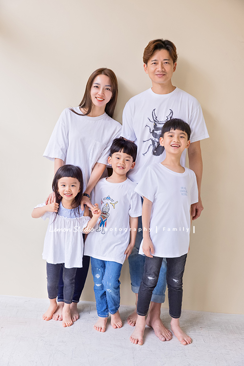 關於家庭攝影的服裝搭配＆元素，這張是一個家庭爸拔媽麻及三個孩子以甲蟲做主題預備衣服的參考相片！