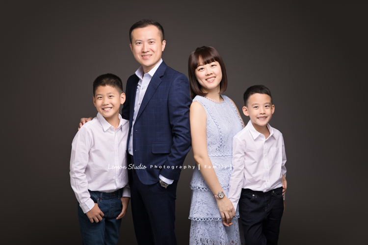 關於家庭攝影的服裝搭配＆元素，這張是筱婷一家人穿正式的服裝拍攝全家福的相片！