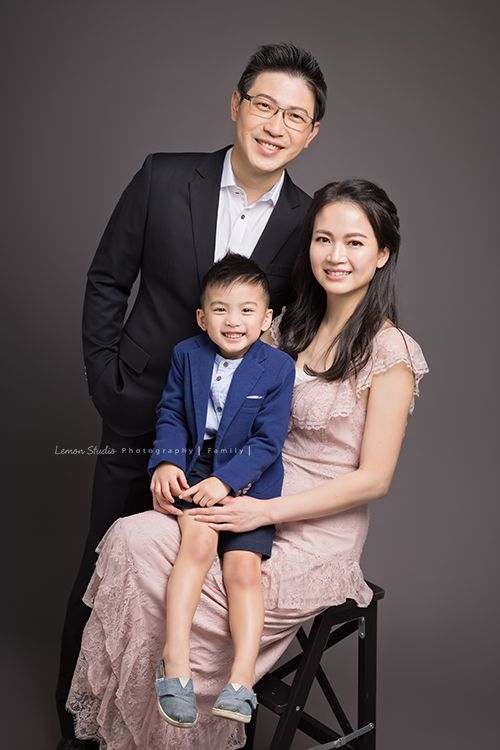 關於家庭攝影的服裝搭配＆元素，這張是Kimi一家人穿正式的服裝拍攝全家福的相片！