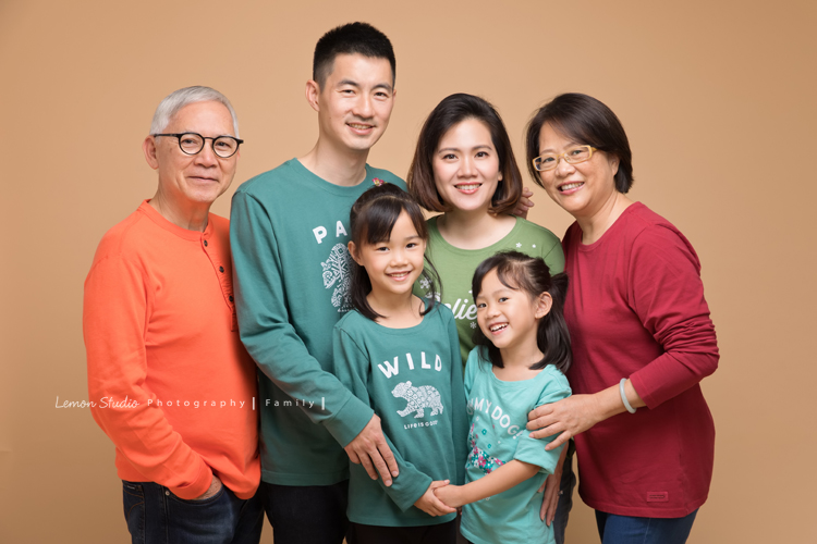 關於家庭攝影的服裝搭配＆元素，這張是一個家庭和爺爺奶奶穿不同色系的衣服拍攝的相片！