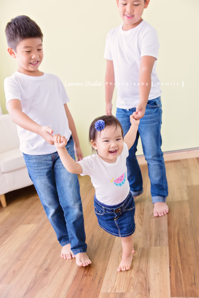 關於家庭攝影的服裝搭配＆元素，這張是一個三兄妹都穿白色T恤、牛仔褲及裙的參考相片！