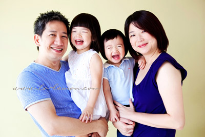 關於家庭攝影的服裝搭配＆元素，這張是一個全家人穿藍色或白色衣服的參考相片！