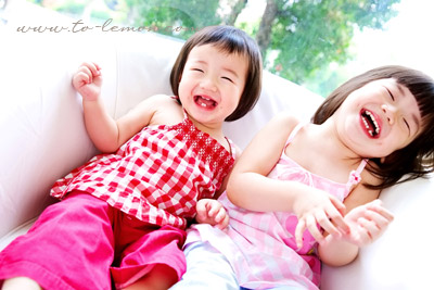 關於家庭攝影的服裝搭配＆元素，這張是兩個姐妹身上穿粉紅及紅色衣服的參考相片！