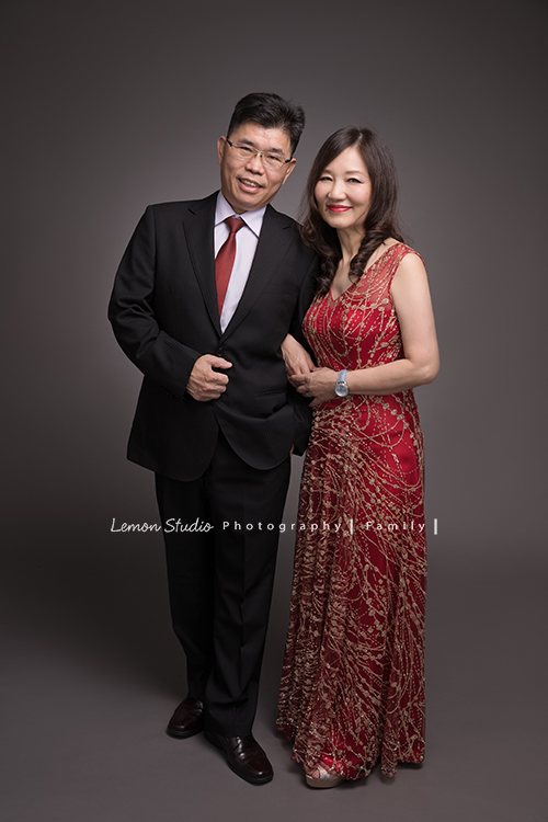 關於家庭攝影的服裝搭配＆元素，這張是一對爺爺奶奶穿正式服裝拍攝的相片！
