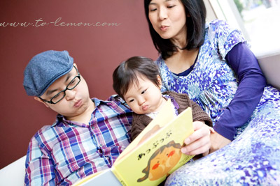 關於家庭攝影的服裝搭配＆元素，這張是野村師傅及太太讀故事書給小姊姊聽的很有趣的相片！