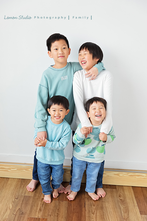 關於家庭攝影的服裝搭配＆元素，這張是一個四兄弟穿藍綠色系衣服的參考相片！