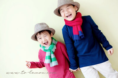 關於家庭攝影的服裝搭配＆元素，這張是兩個小男孩戴圍巾及帽子拍攝的相片！