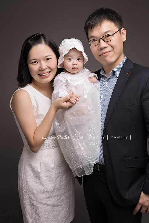 關於家庭攝影的服裝搭配＆元素，這張是舒媛一家人穿正式的服裝拍攝全家福的相片！