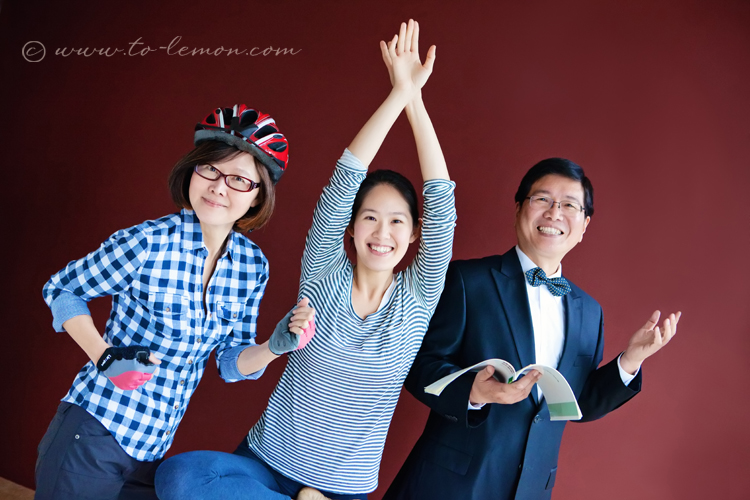 關於家庭攝影的服裝搭配＆元素，這張是一個家庭爸拔媽麻及孩子呈現三人不同的興趣預備的衣服及道具的參考相片！