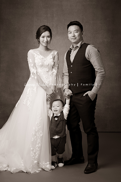 關於家庭攝影的服裝搭配＆元素，這張是昊澤一家人穿白紗及正式的服裝拍攝全家福的相片！