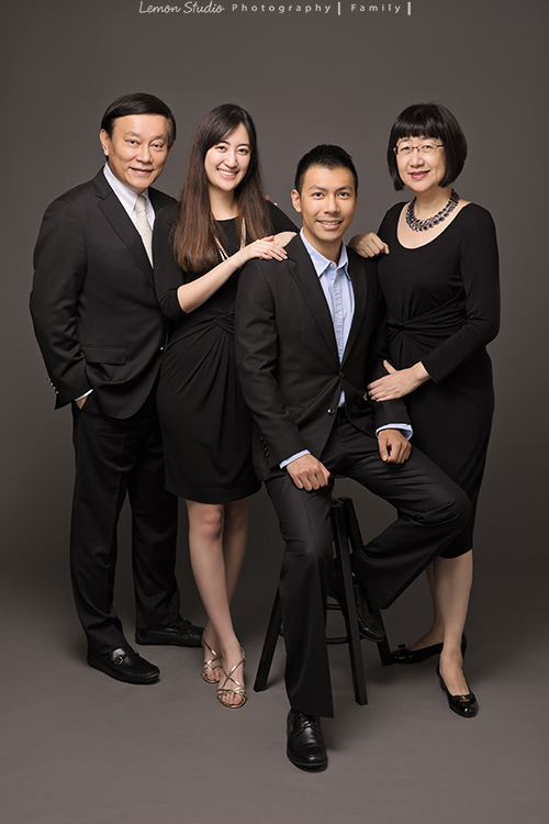 關於家庭攝影的服裝搭配＆元素，這張是朱勝爸拔一家穿正式的服裝拍攝全家福的相片！