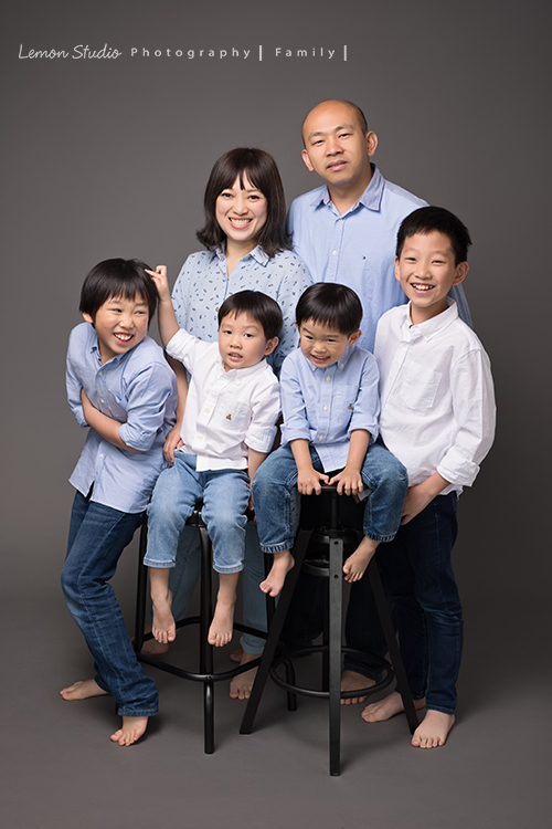 關於家庭攝影的服裝搭配＆元素，這張是一個全家人穿藍或白色系襯衫及牛仔褲參考相片！