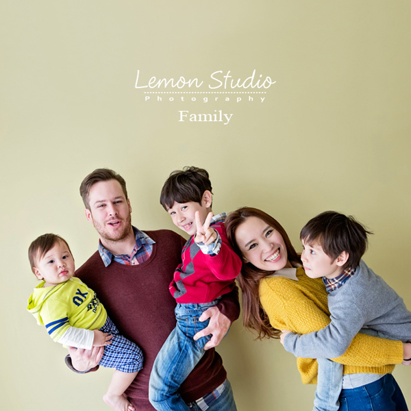 關於家庭攝影的服裝搭配＆元素，這張是一個家庭爸拔媽麻及三個孩子都穿不同顏色的衣服的參考相片！