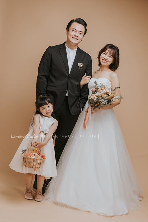關於家庭攝影的服裝搭配＆元素，這張是嘉韻一家人穿白紗及正式的服裝拍攝全家福的相片！