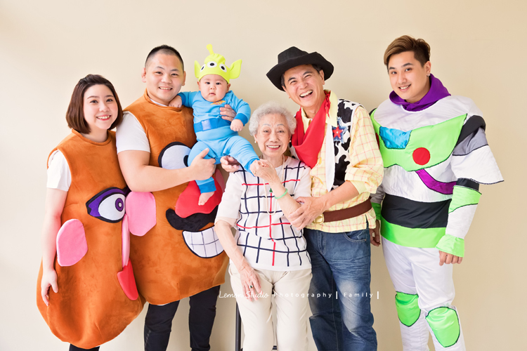 關於家庭攝影的服裝搭配＆元素，這張是一個家庭以玩具總動員做主題預備衣服的參考相片！