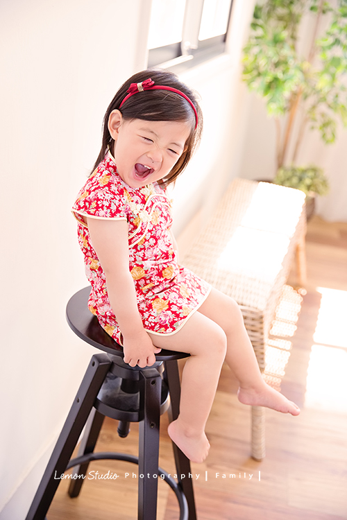 關於家庭攝影的服裝搭配＆元素，這張是一位小女孩穿旗袍的相片