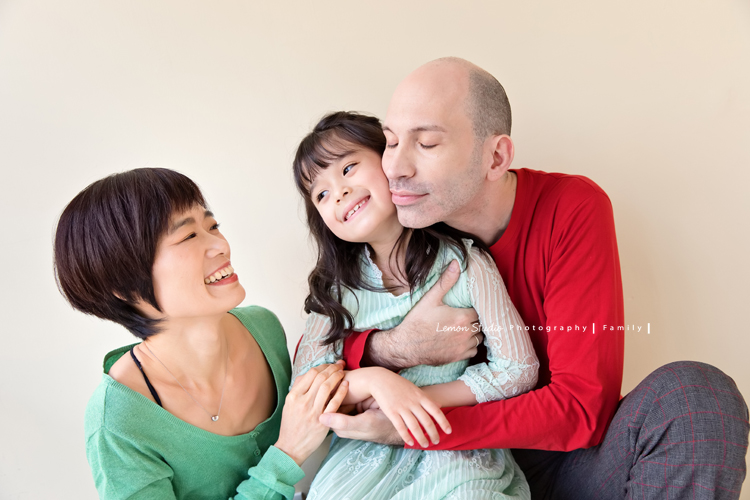 關於家庭攝影的服裝搭配＆元素，這張是一個家庭爸拔媽麻及女兒都穿不同顏色的衣服的參考相片！