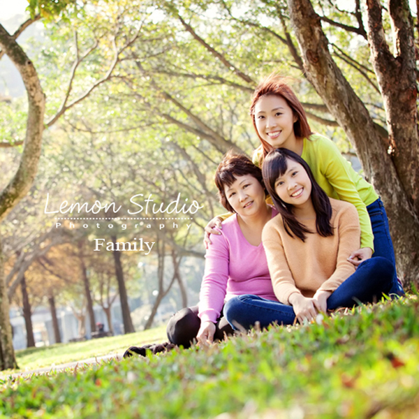 關於家庭攝影的服裝搭配＆元素，這張是一個母女三人在戶外拍攝、三人都穿不同顏色的衣服的參考相片！