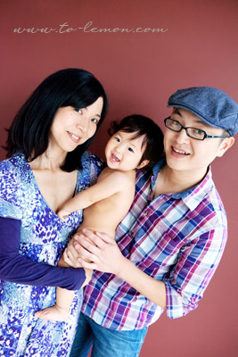 關於家庭攝影的服裝搭配＆元素，這張是一個全家人穿紫色及藍色系衣服的參考相片！