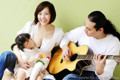 關於家庭攝影的服裝搭配＆元素，這張是一位媽麻餵母奶、身為吉他老師的先生在旁邊彈奏的參考相片！
